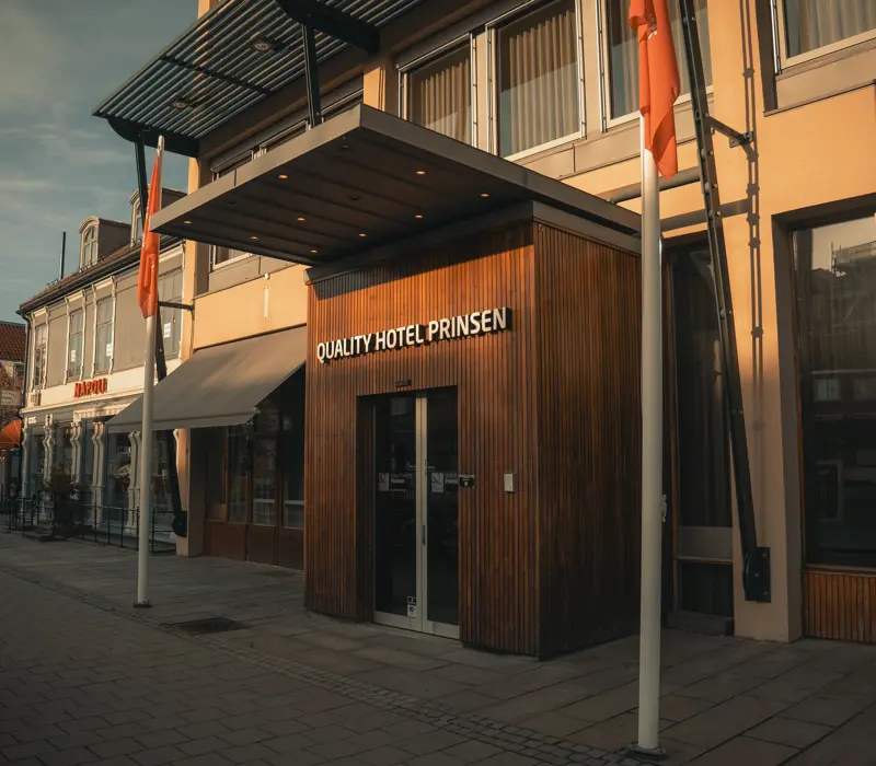 Bilde av inngangsparti og fasade 